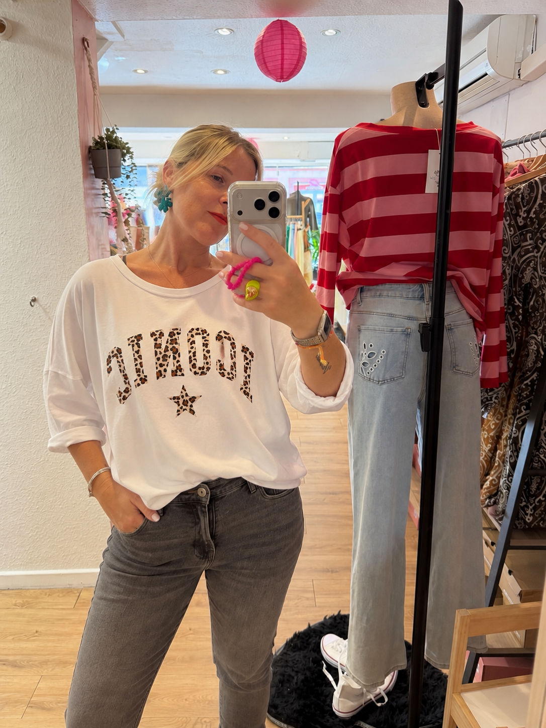 T-shirt Louna blanc manches longues avec inscription ICONIC léopard