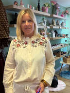 Chemise Julie femme en coton avec détails brodés et petit col montant