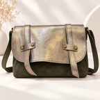 Sac Lilou style cartable en cuir métallisé et daim kaki, porté bandoulière