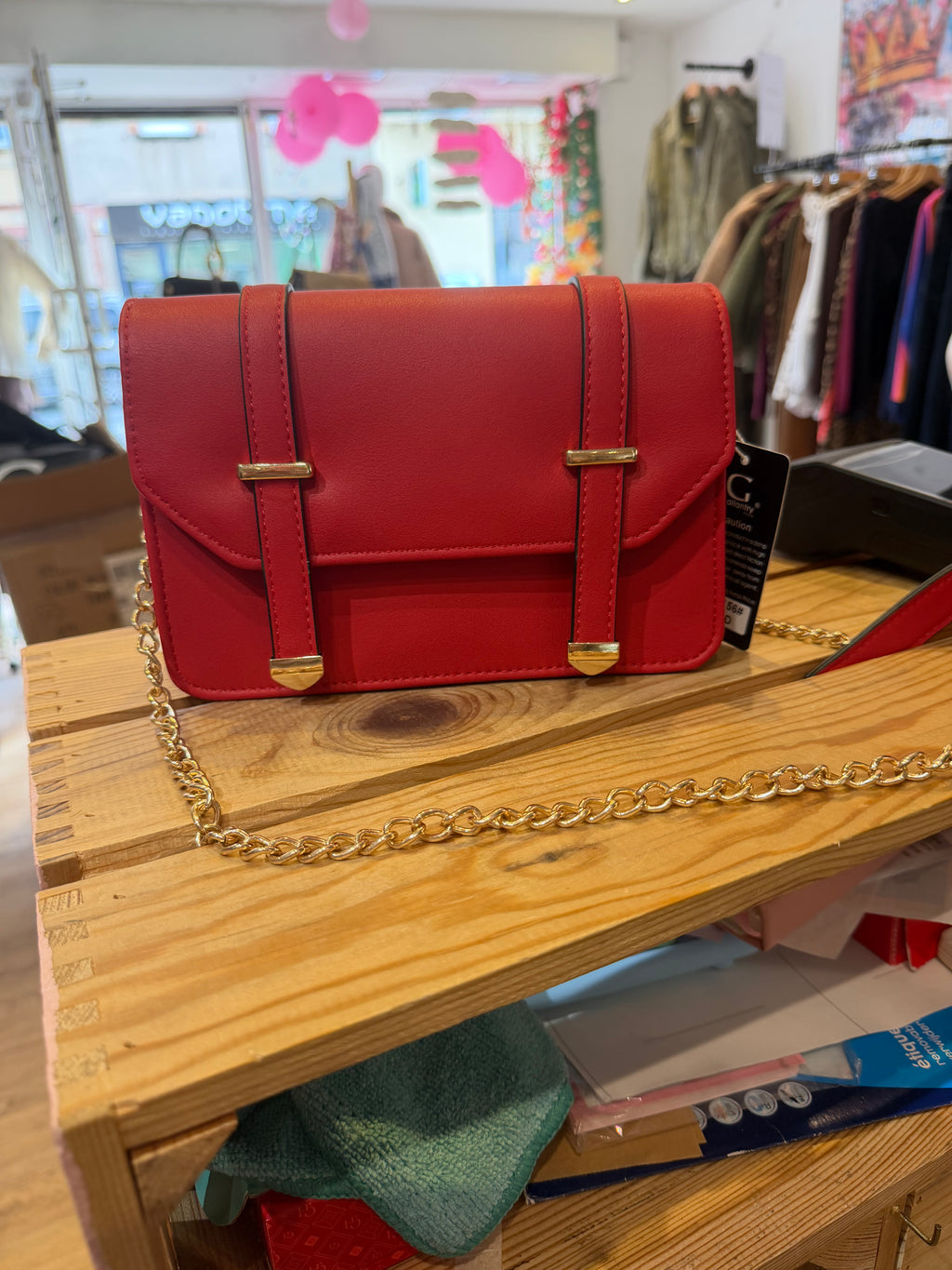Sac rouge chic et intemporel au design épuré
