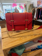 Sac rouge chic et intemporel au design épuré